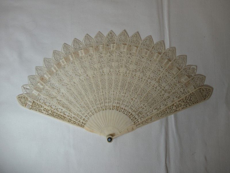 Null Bone and fabric fan. Length: 15 cm. In box.