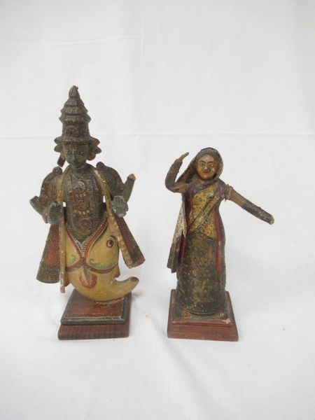 Null INDIA Set di due figure in cartapesta di una divinità e di una danzatrice. &hellip;