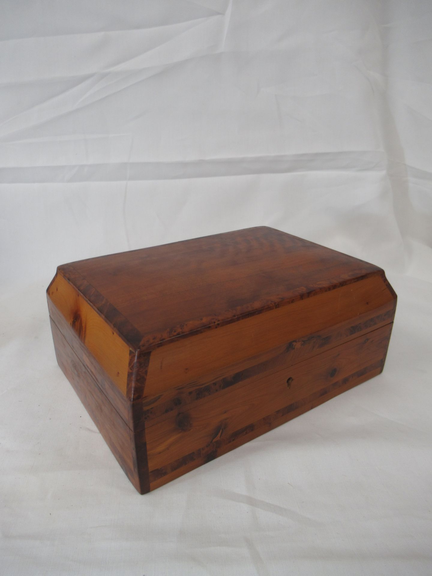 Null Cedar box. 12 x 27.5 x 19 cm