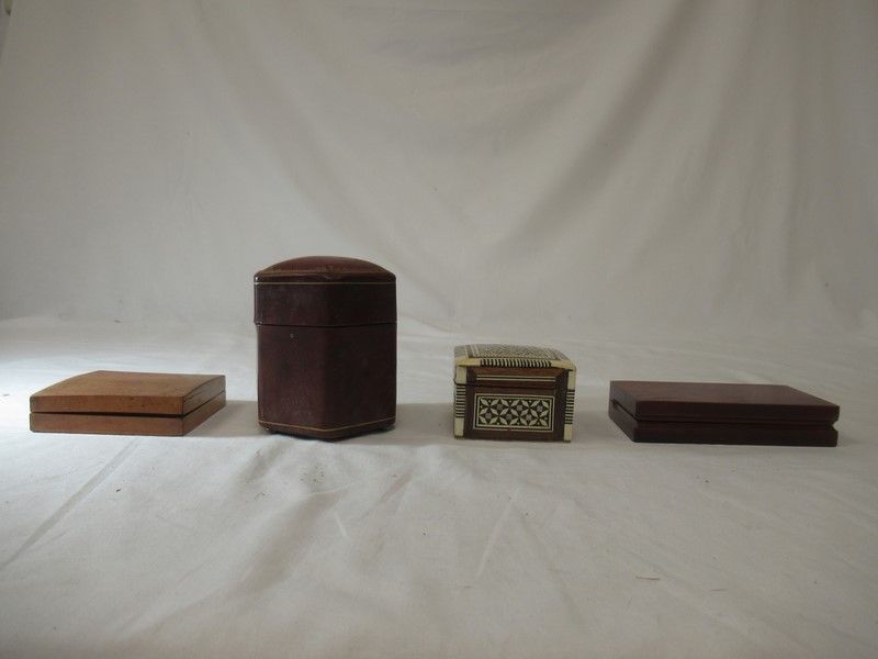 Null 一套4个木制和皮革盒子，其中一个是叙利亚镶嵌的。从7到13厘米。磨损。