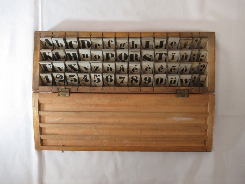 Null Thollois "移动字母表。装在盒子里。长度：32厘米。
