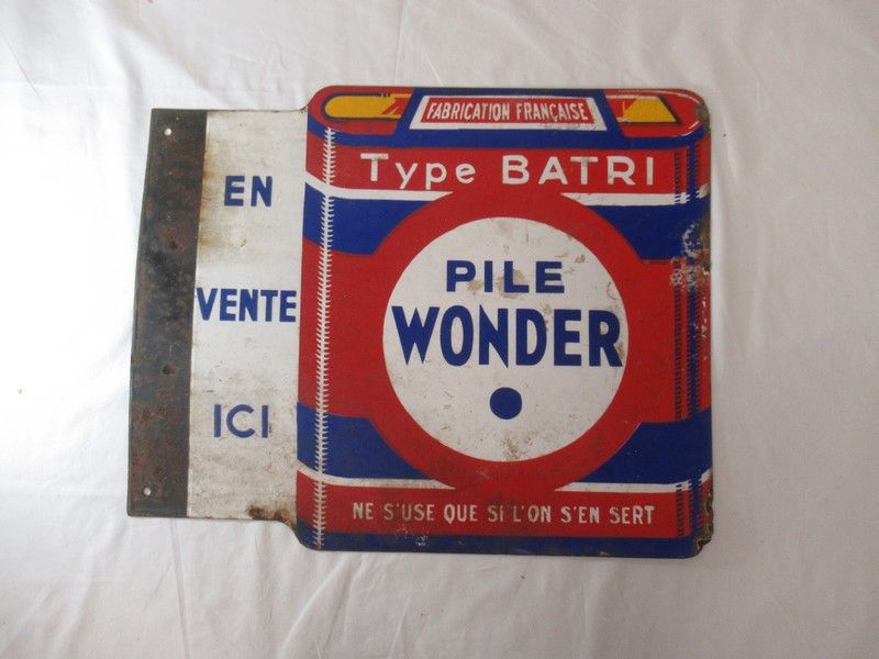 Null Panneau publicitaire ancien en métal émaillé pour la pile Wonder. 40 x 49 c&hellip;