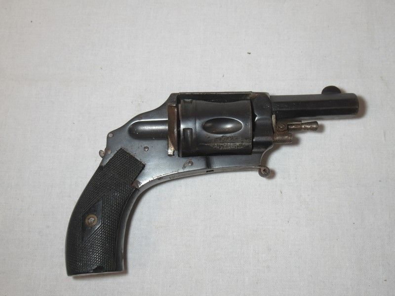 Null Petit revolver bulldog. Détente escamotable. Long.: 18 cm (barillet fendu).