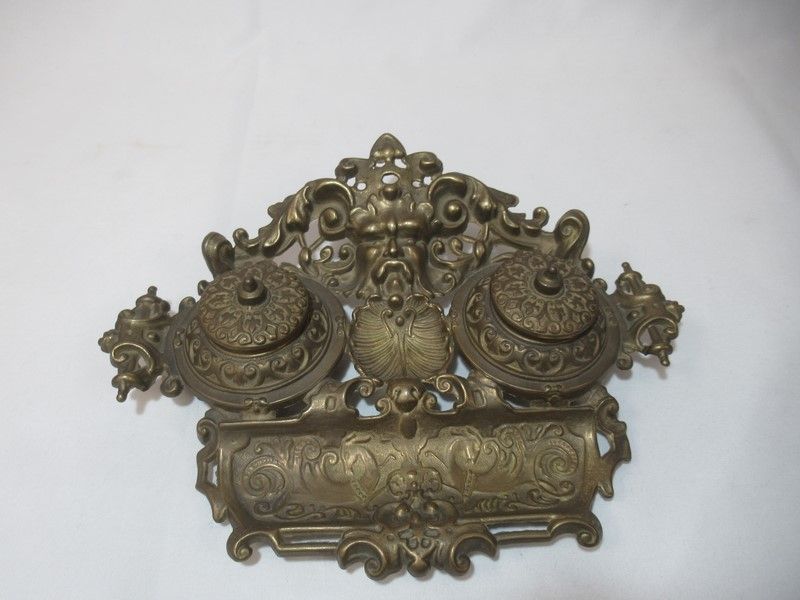 Null Calamaio in bronzo con decorazione a mascaron. Lunghezza 28 cm.