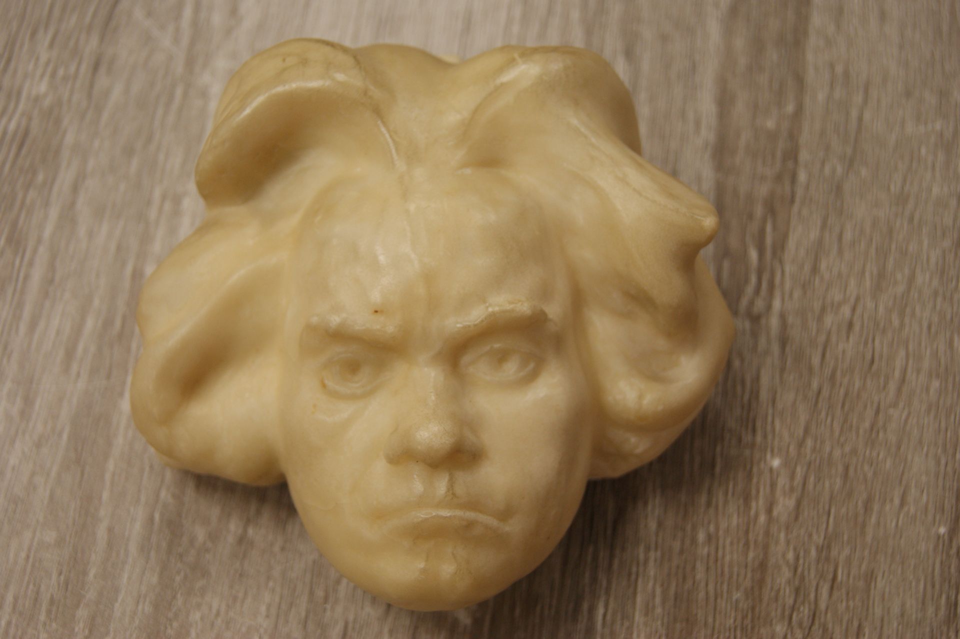 Null Resin bas-relief of Beethoven. 14 x 12 cm