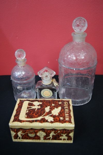 Null GUERLAIN Set of 3 bottles and a box. Height: 11-23 cm (empty)