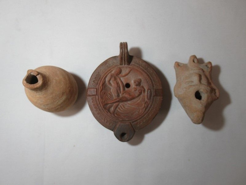 Null Terracotta lot including: 2 oil lamps and a small vase (accident, broken/co&hellip;