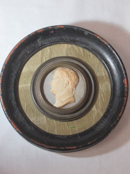 Null Médaillon en biscuit, figurant Napoléon Ier. Diam.: 5 cm. (sale). Cadre en &hellip;