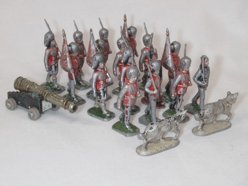 Null Set of 16 lead soldiers. 7 cm. Including 2 dogs and a cannon (wear, oxidati&hellip;