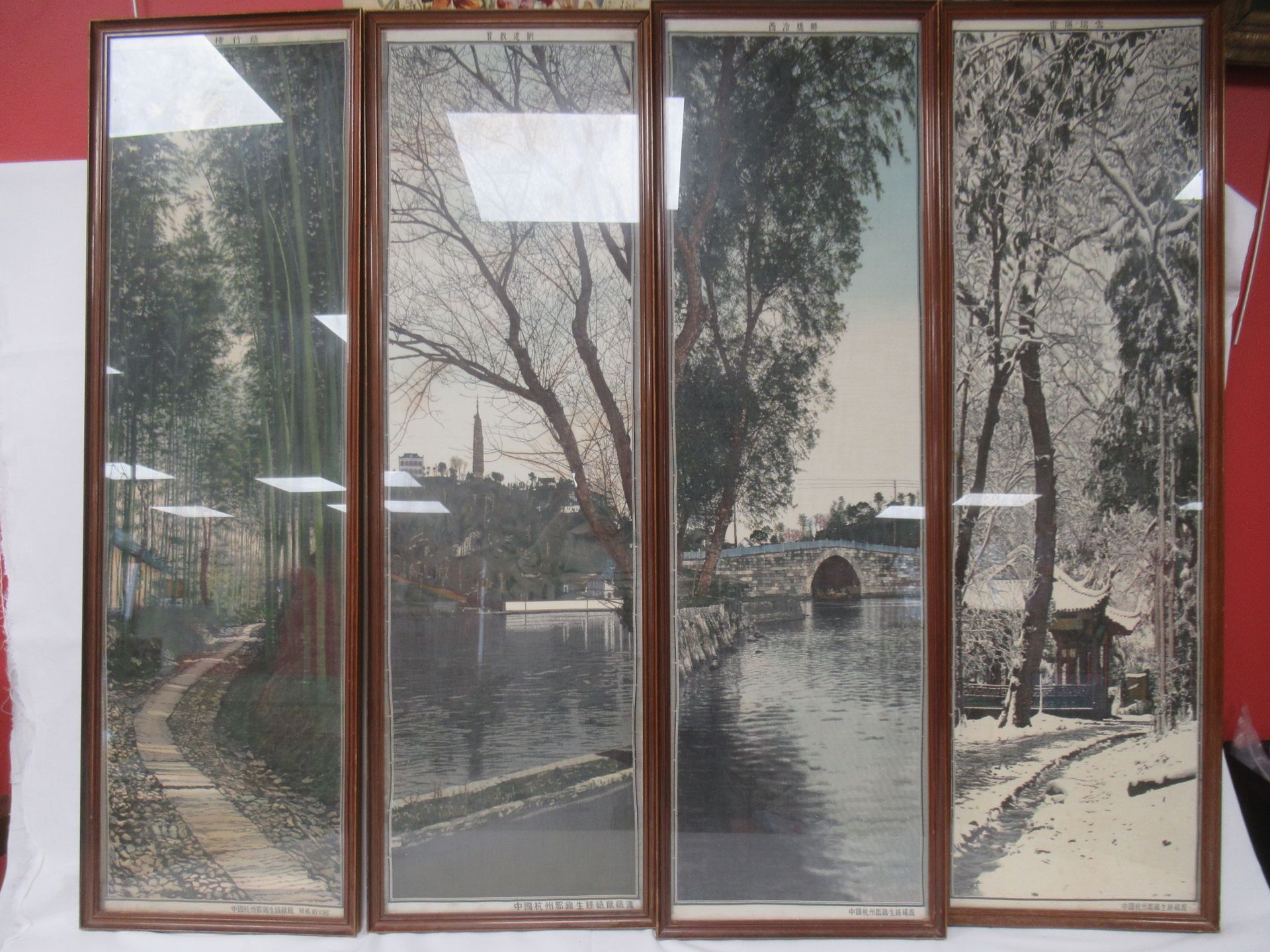 Null CHINE série de 4 broderies figurant des paysages. Encadrées sous verre. 99x&hellip;
