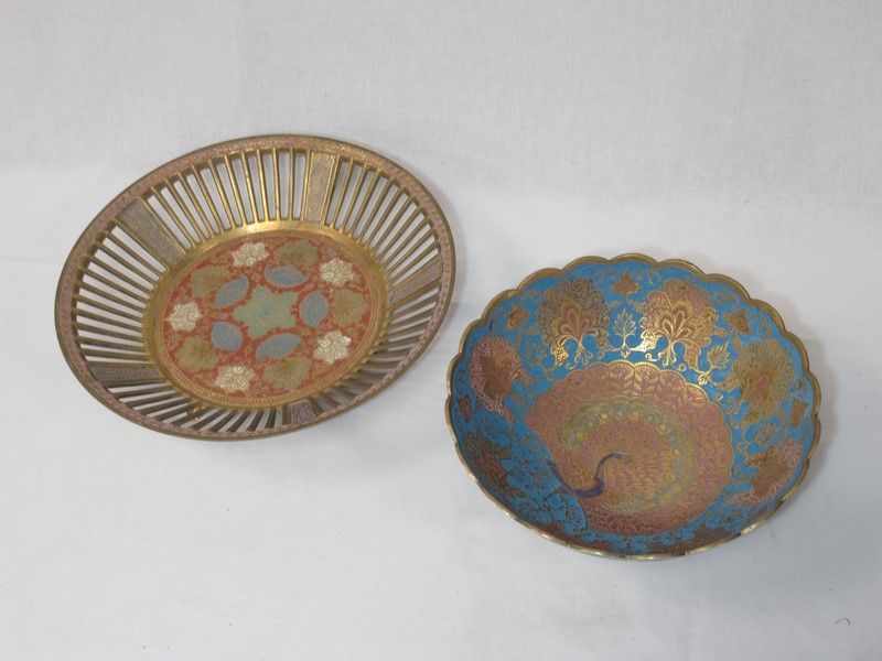 Null 一套ORIENT黄铜珐琅套装，包括一个孔雀装饰碗和一个篮子。直径：19-24 厘米