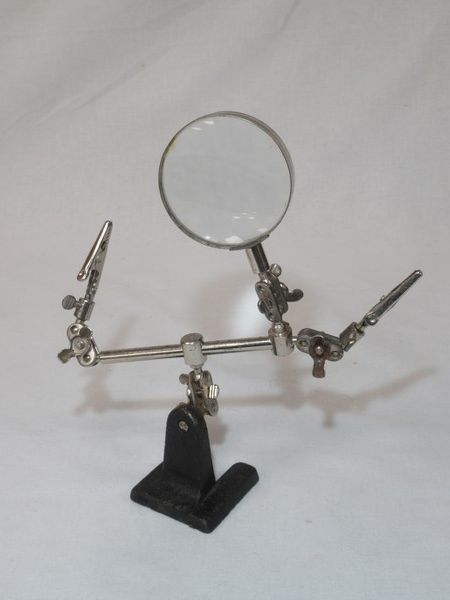 Null Cast iron and metal "troisèeme main" magnifying glass. Height 20 cm (oxidat&hellip;