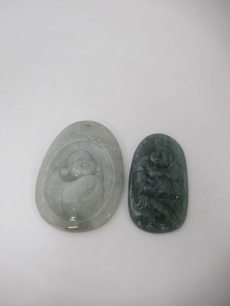 Null CHINE lot de 2 pendentifs en Jade figurant Bouddha . De 4 à 5 cm.