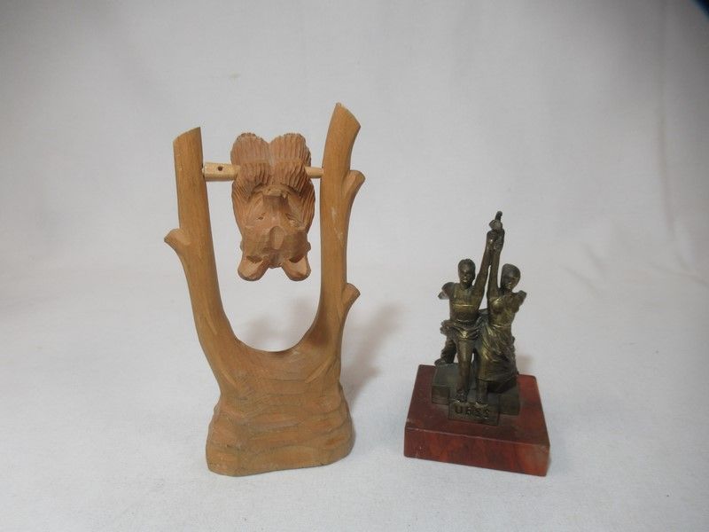 Null 苏联 一套两件雕塑：一件为雷古拉材质，署名鲍里斯-约凡，另一件为木质，描绘一只熊。11 至 14 厘米。