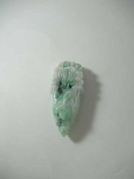 Null CHINE Pendentif en Jade figurant un végétal . 6cm.