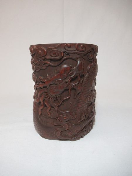 Null CHINE Pot à pinceau en bambou à décors de Dragons. Haut.: 16cm.