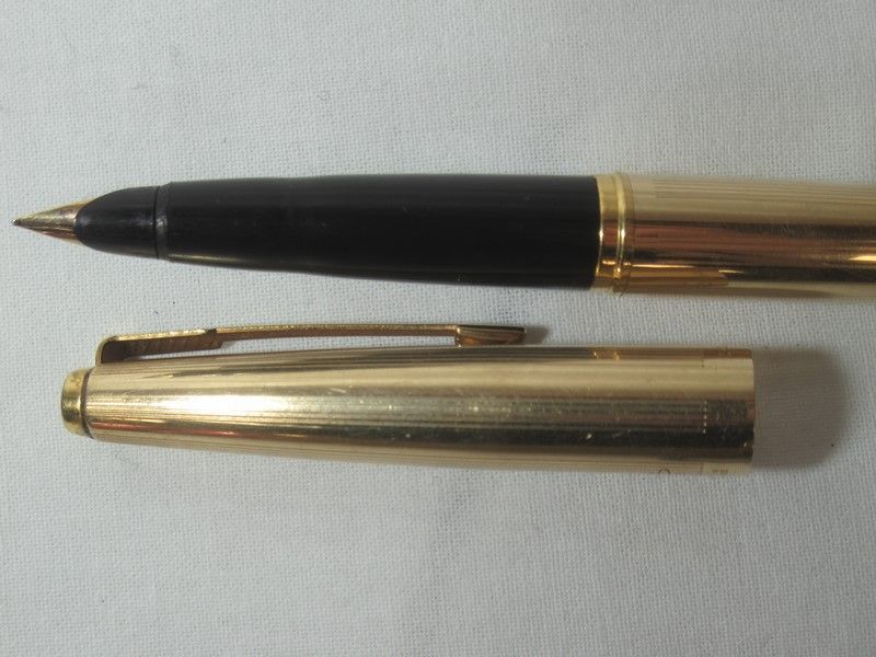 Null PARKER Stylo plume en métal doré. Long.: 14 cm (légères rayures)