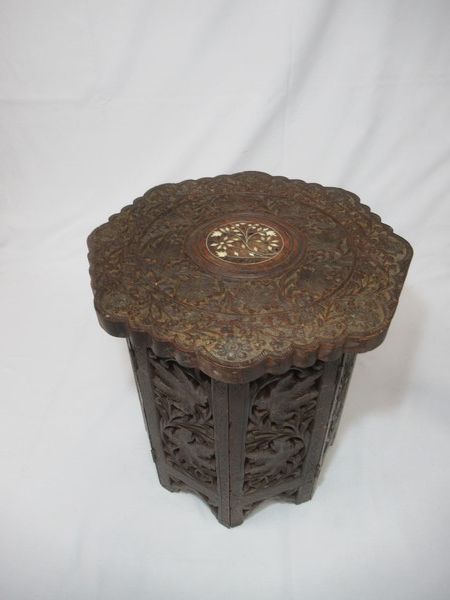 Null SYRIA Small carved wood table. Can be dismantled. Height: 32 cm Diameter: 3&hellip;