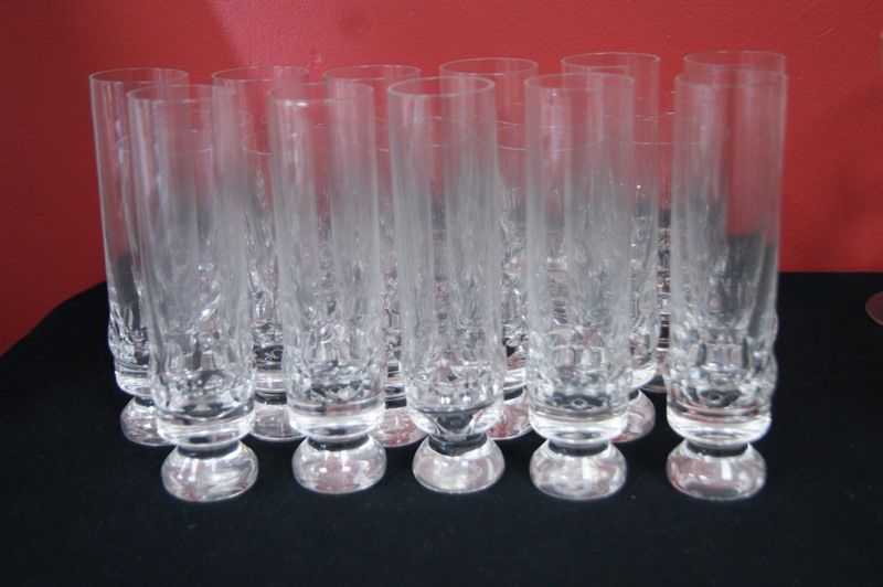 Null SAINT LOUIS Service en cristal, comprenant 11 flûtes et 10 verres à eau. Ha&hellip;