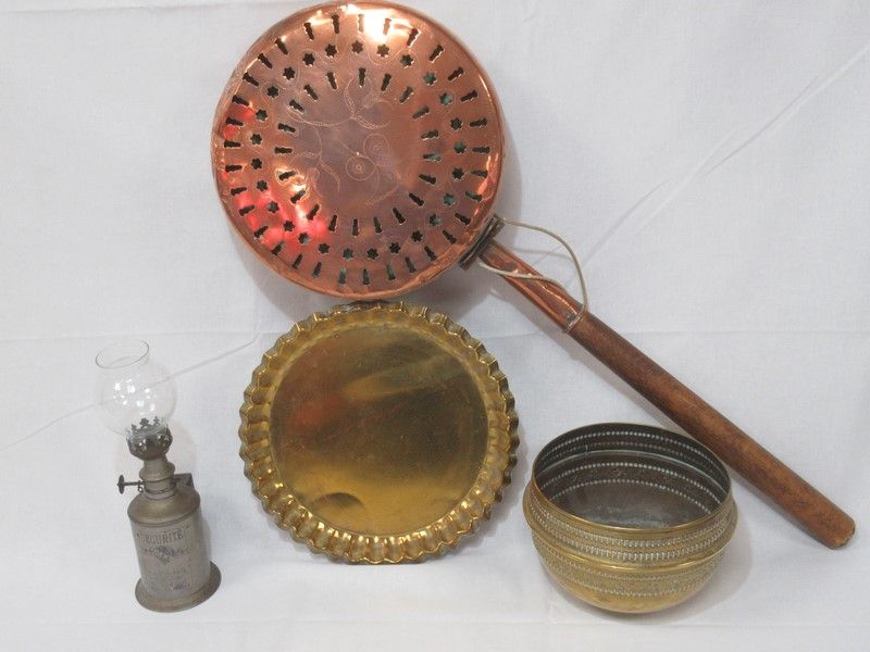 Null 一套铜和黄铜制品，包括：一盏鸽子灯、一个壶、一个盘子和一个脸盆。尺寸从 16 厘米到 67 厘米不等（有磕碰、凹痕和事故）。