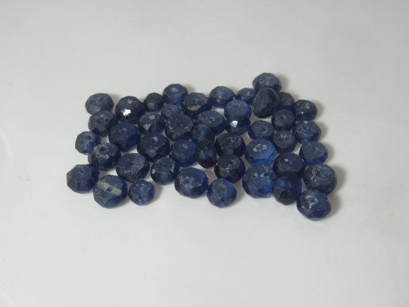Null Lot of sapphires, treated, drilled, faceted. Total weight: 20.9 carats.