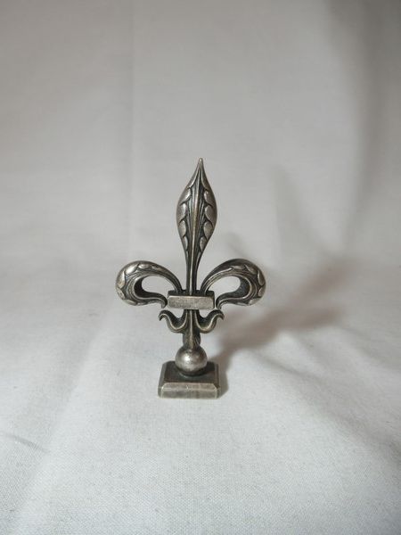 Null Sceau en métal argenté, à décor de fleur de lys. 8 cm (à refixer)