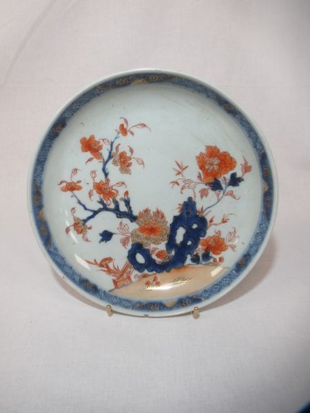 Null JAPAN Teller aus Imari-Porzellan. Durchmesser: 21 cm (Risse)