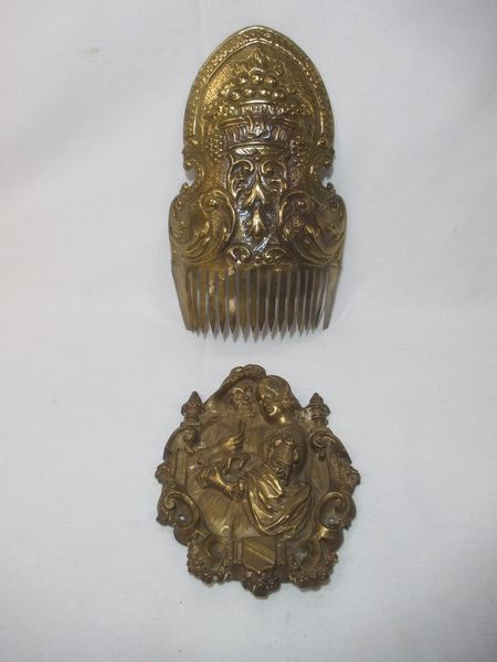 Null Lot in repoussé brass including: a bas-relief of Henri IV and a comb. From &hellip;