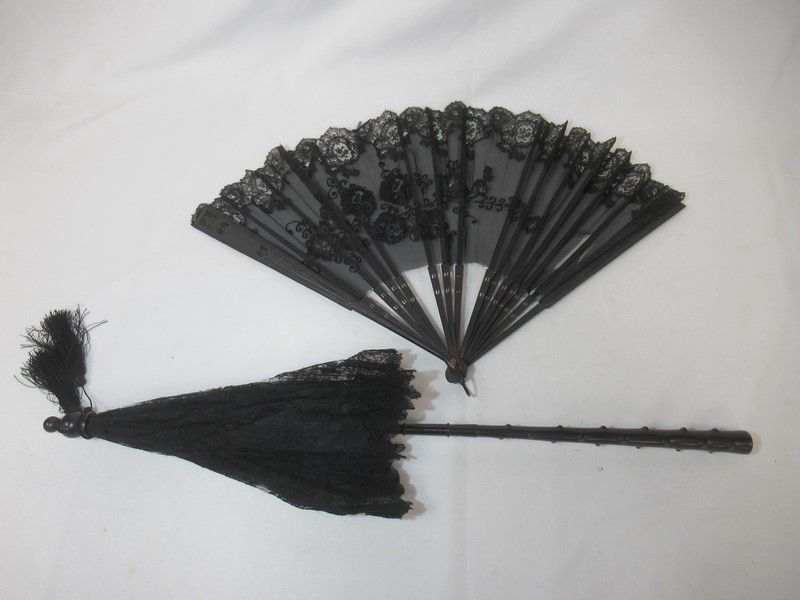 Null Lot in fabric, lace and resin, including a parasol and a fan. 34-65 cm (mis&hellip;