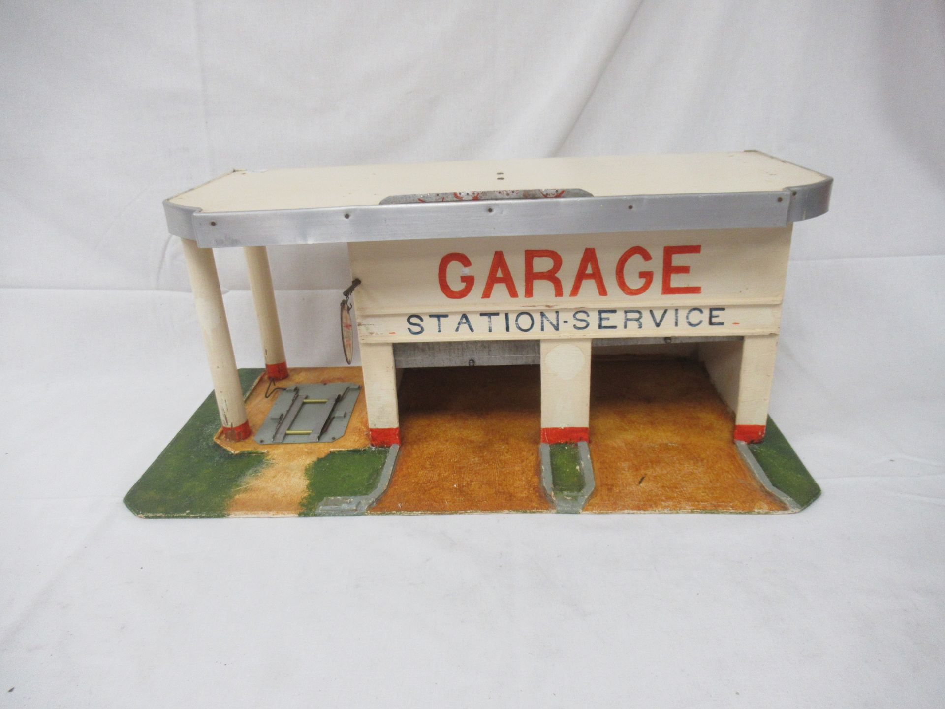 Null Antico giocattolo in legno dipinto raffigurante un garage. Lunghezza: 53 cm&hellip;