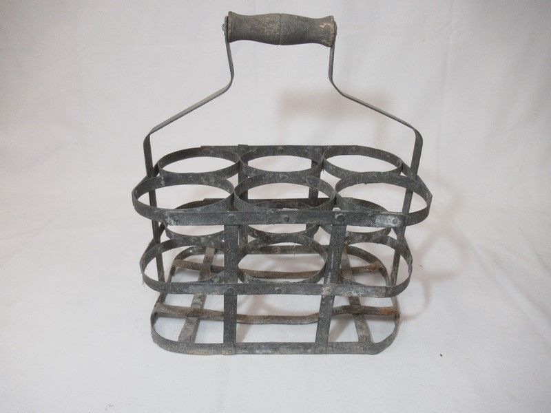 Null Portabottiglie in metallo e legno. 34 x 31 cm (usura, ossidazione, urti)
