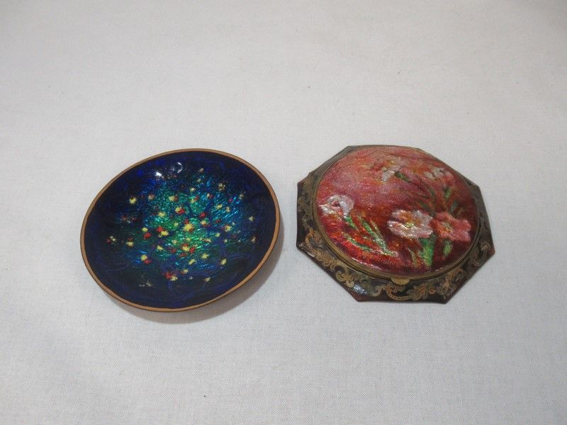 Null LIMOGES Enameled metal lot, including a dish and a compact. Diameter: 8 cm &hellip;