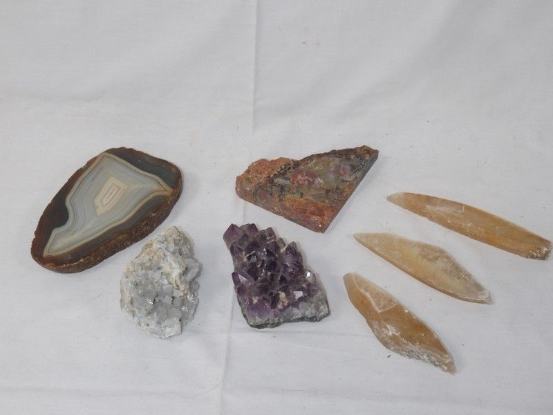 Null Lot de minéraux dont une tranche d'agate et une partie de géode d'améthyste&hellip;