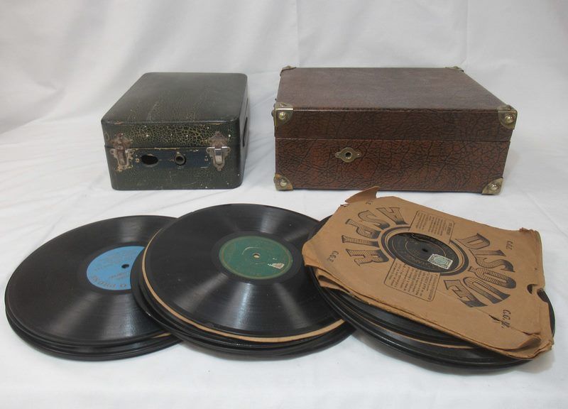 Null Lot comprenant 2 grammophones (usure, en l'état) et des disques en cire.