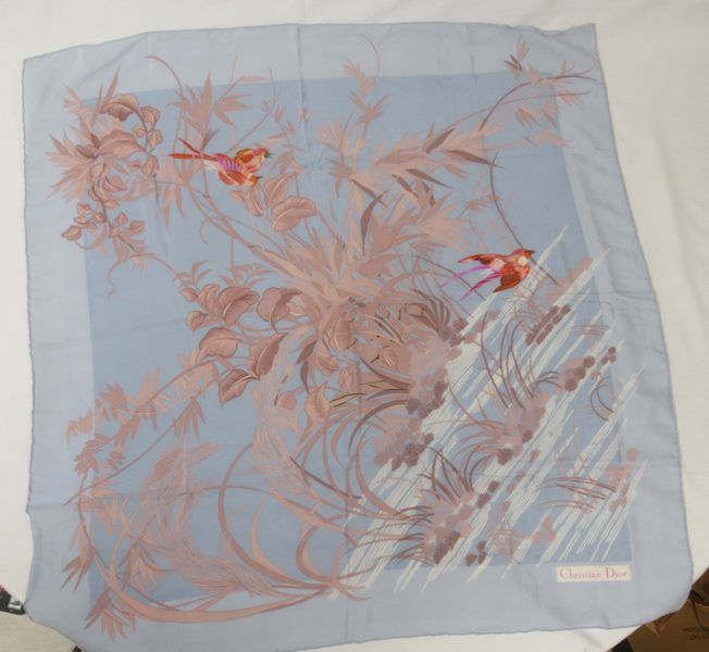 Null CHRISTIAN DIOR Carré en mousseline de soie à décor d'oiseaux. 84x84 cm (fil&hellip;