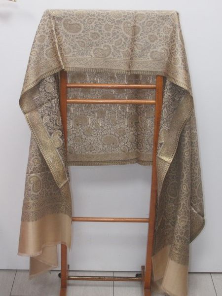 Null INDIA Beige wool shawl, decorated with plants. 200 x 70 cm. Brand new.
