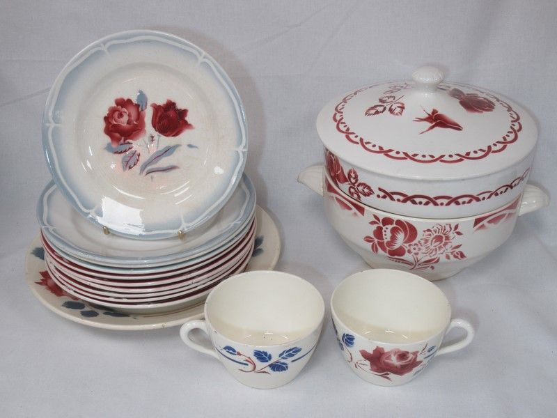 Null 伦维尔陶器餐具，包括 2 个杯子、10 个盘子、2 个碗碟（其中一个无盖）和 1 个碟子。11-28 厘米