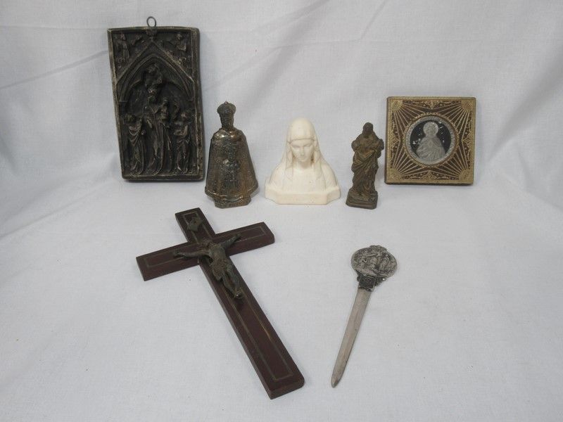 Null Lot en métal, résine, plâtre, comprenant 3 sculptures, figurant des Saints,&hellip;