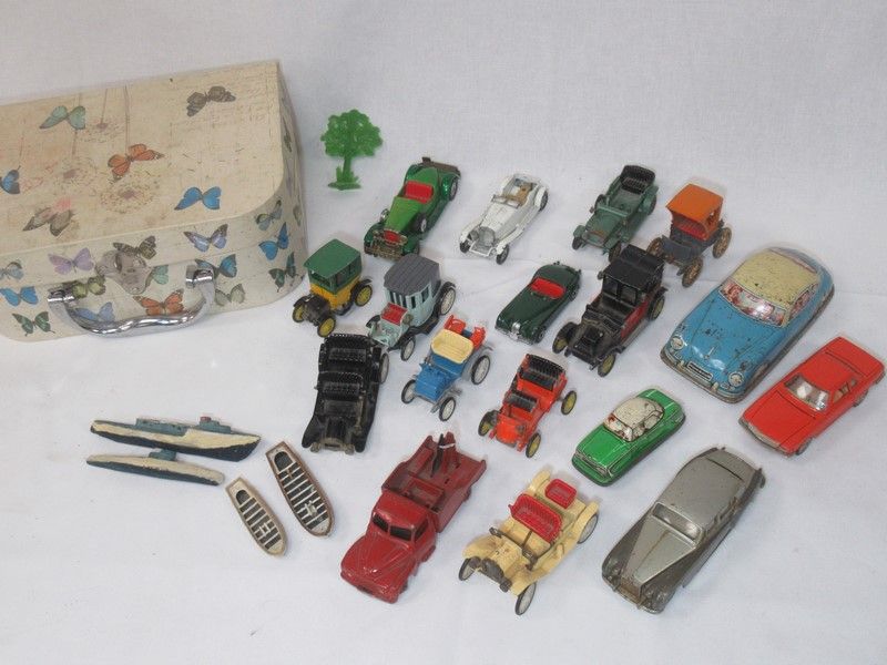 Null Piccolo set di macchinine, tra cui Matchbox, Dinky Toys... 5-15 cm (usura) &hellip;