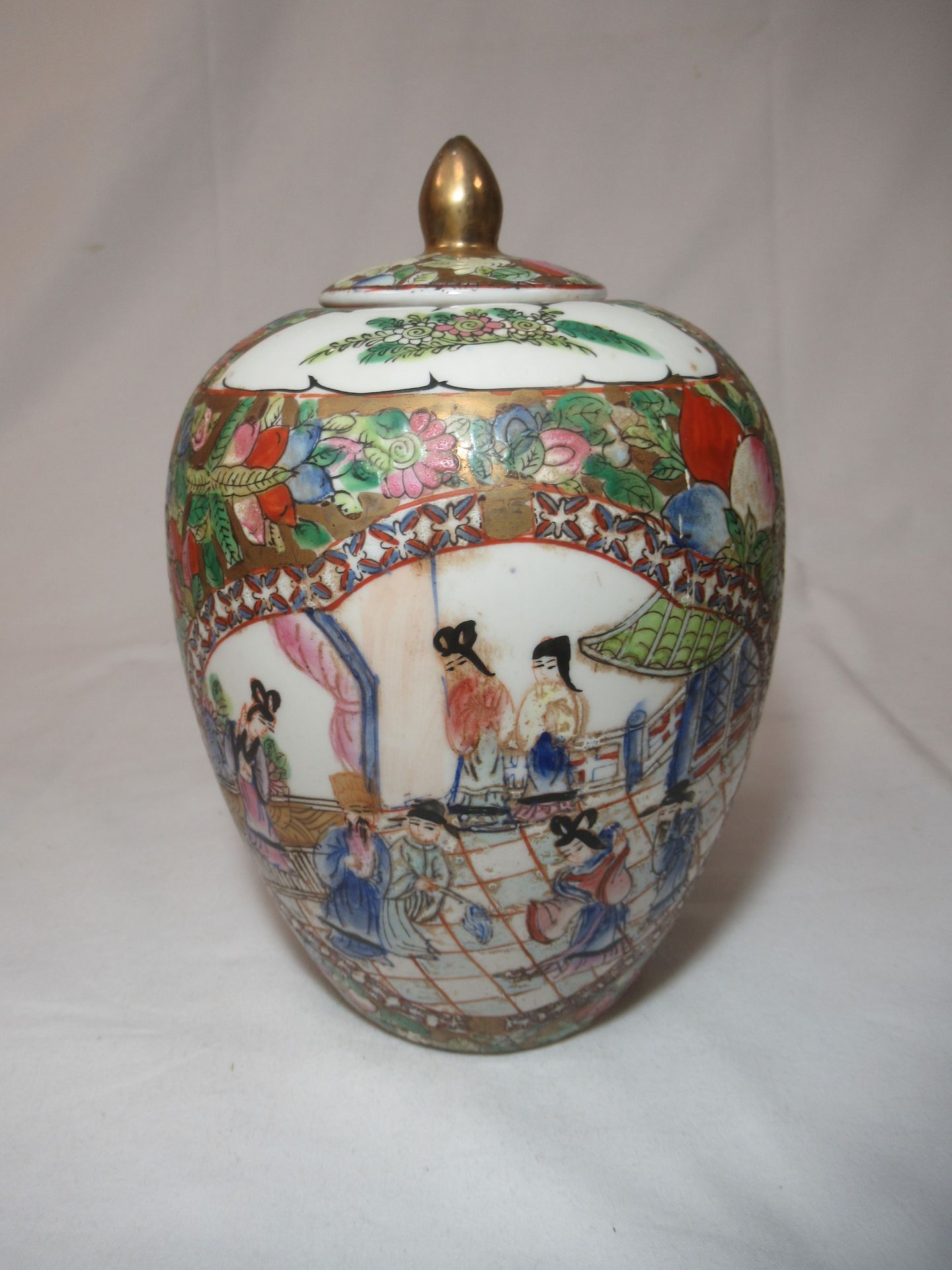 Null CHINA Polychrome porclean vase with palace scene. 17cm high.
