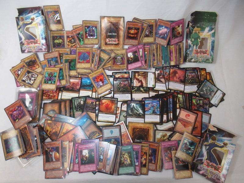 Null Lot of over 400 Yu-Gi-Oh!, Magic and World of Warcraft cards. Circa 2000.