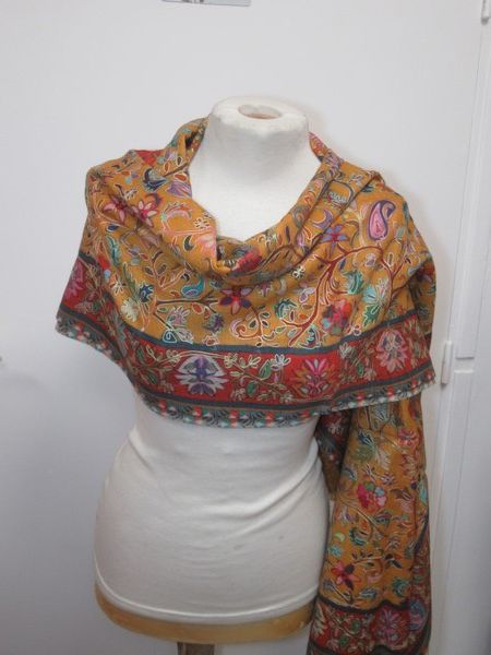 Null INDIA Orange wool shawl with polychrome flower design. 200 x 70 cm Brand ne&hellip;