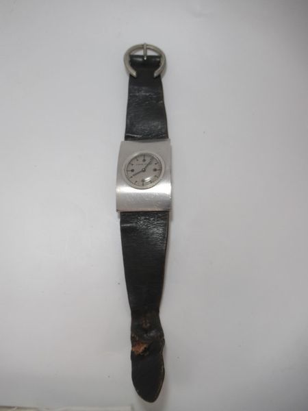 Null JAEGER für Pierre Cardin . Uhr aus Metall und Leder. Mechanisch. Um 1970. (&hellip;