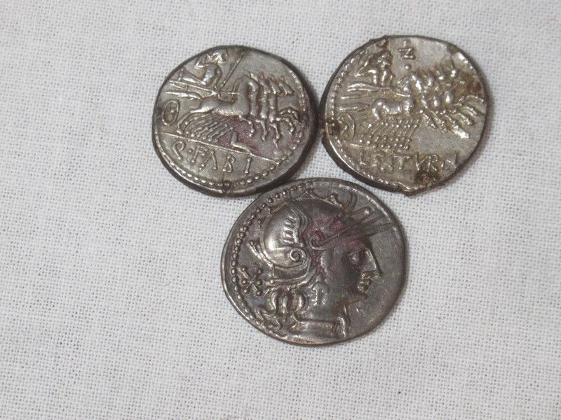 Null Lot de 3 pièces antiques en argent. Poids : 12 g (usure)