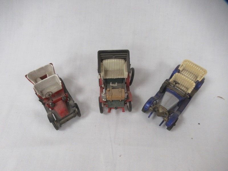Null Set of 3 miniature cars in metal and resin. From 6 to 9 cm (wear as is).