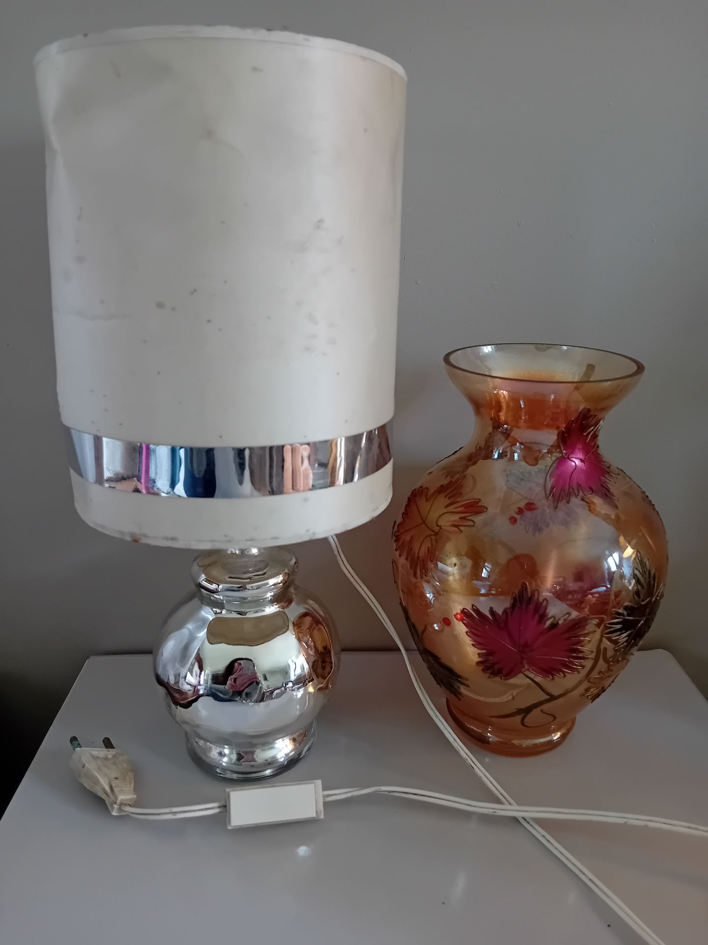 Null Lot comprenant un pied de lampe en verre eglomisé ( abat-jour taché , à net&hellip;