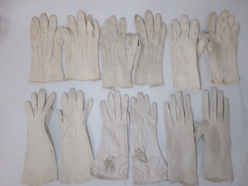 Null Lot de 6 paires de gants en cuir. Tailles 6 et 6,5. (usure, taches)