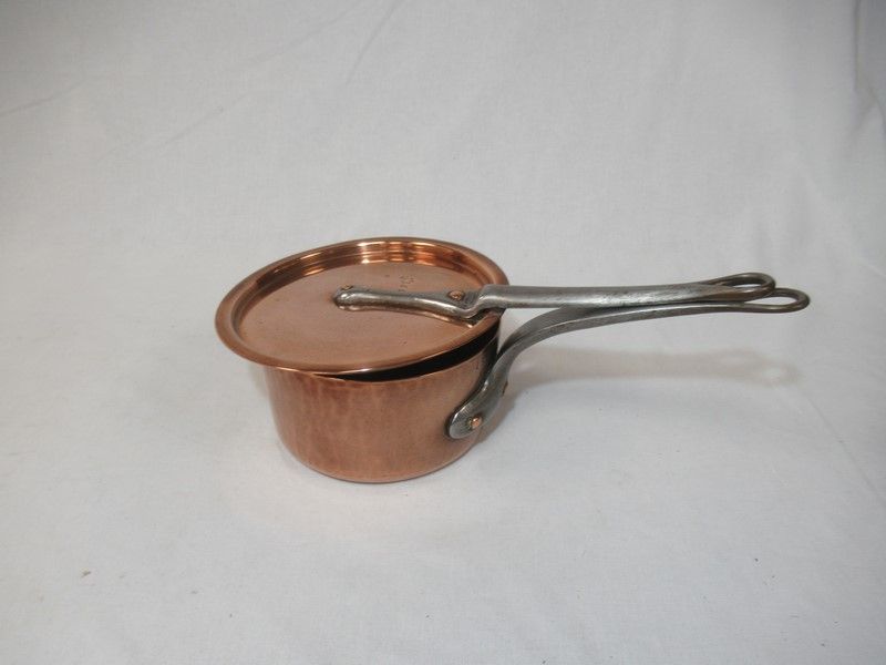 Null Lot en cuivre comprenant une casserole (diam: 15cm) et un couvercle.
