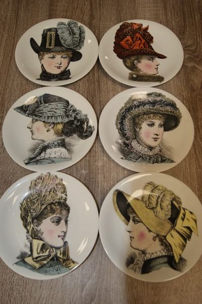 Null PARIS Série de 6 assiettes en porcelaine, à décor d'après des gravures de m&hellip;