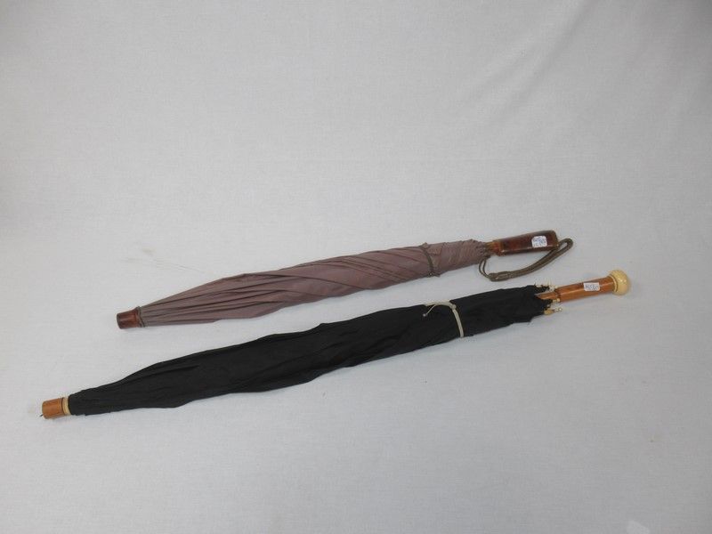 Null Lot de 2 parapluie, pommeaux en bois, corne et ivoire. 62-77 cm (taches, tr&hellip;